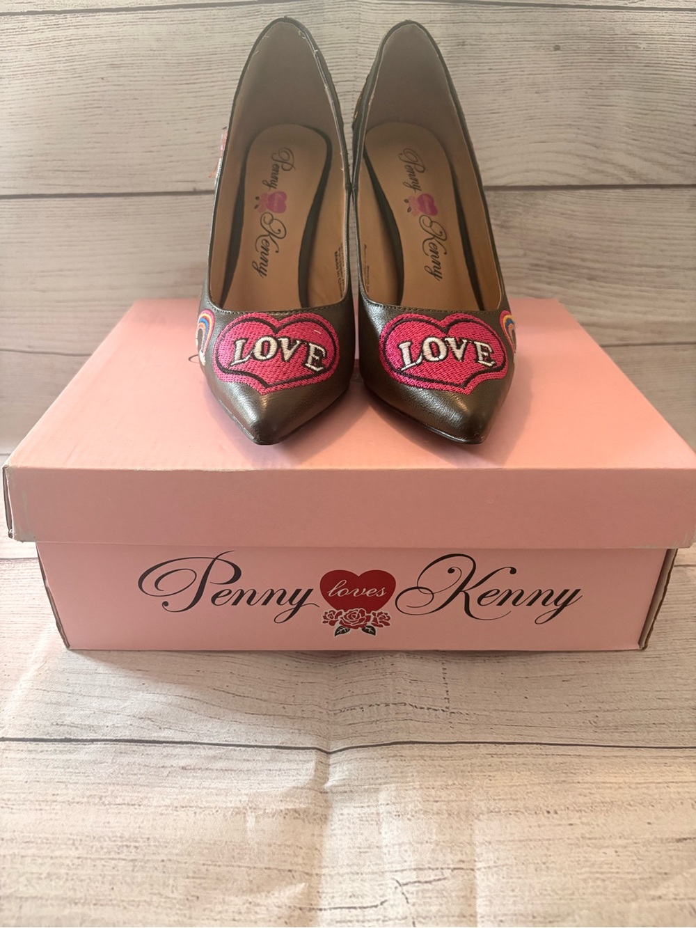 Penny Loves Kenny Olive Mixed Patch Pointed Pumps in size 7